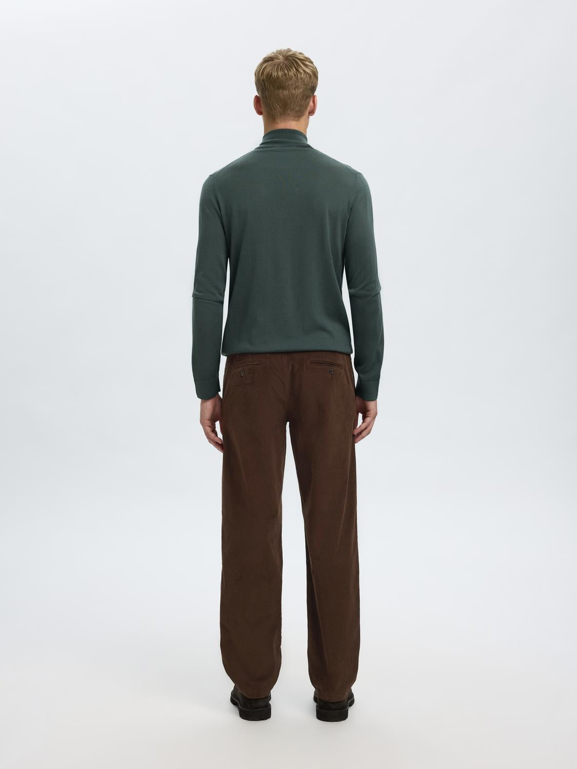 model_shot-back